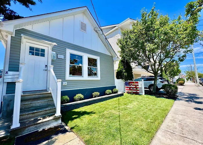 Unique Wildwood 3 Bedroom 1,5 Ba Entire House In The Heart Of Wildwood!